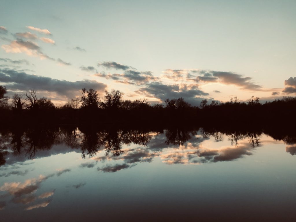 © See mit Wolken in der Abenddämmerung
